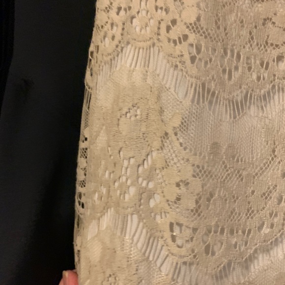 Sleeveless Lace Top - Picture 2 of 4